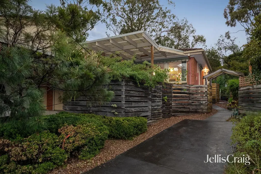 Lower Plenty 2 Slaapkamer Space, Privacy And A Walk-Everywhere Location!!