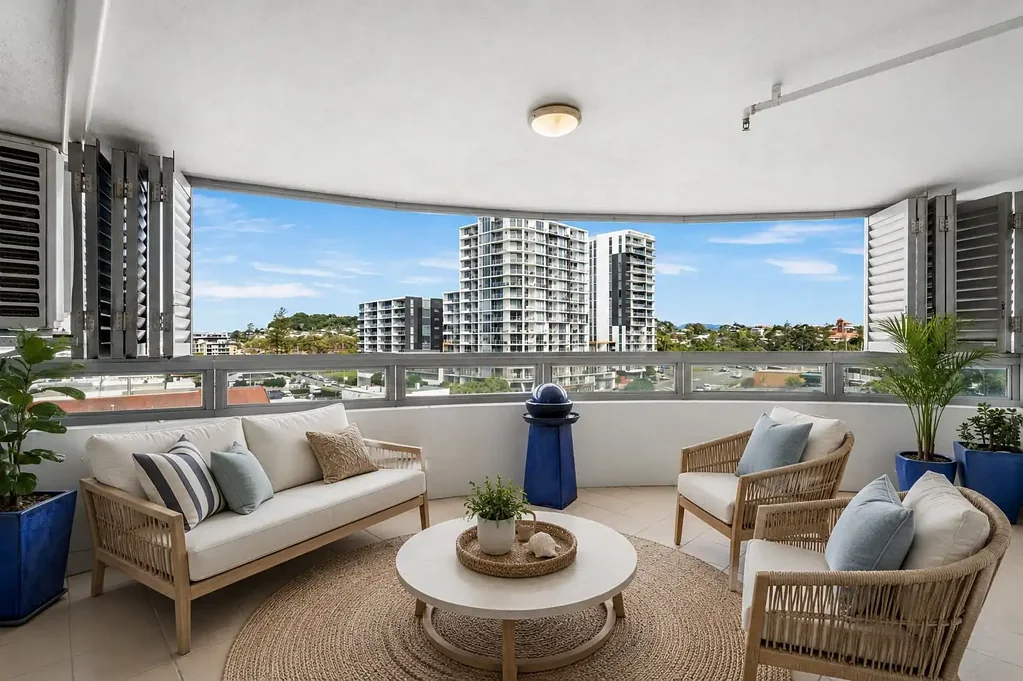 Tweed Heads 2غرفة نوم Sunlit North-West Apartment, Steps to Coolangatta Beach