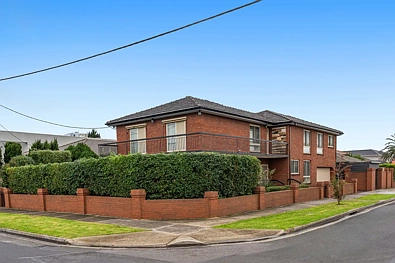 Pascoe Vale South 5房 街角地块 5卧带套房 双层砖房 主厨厨房 私人单元潜力 宽敞后院 双车库 学区优越 Self-Contained Family Wing Meets Flexible Double-Storey Living on a Prime Corner Allotment