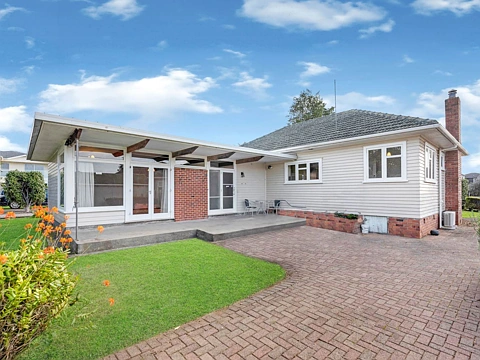 Papatoetoe 4房  Nest or Invest on 860 m2 in Papatoetoe!