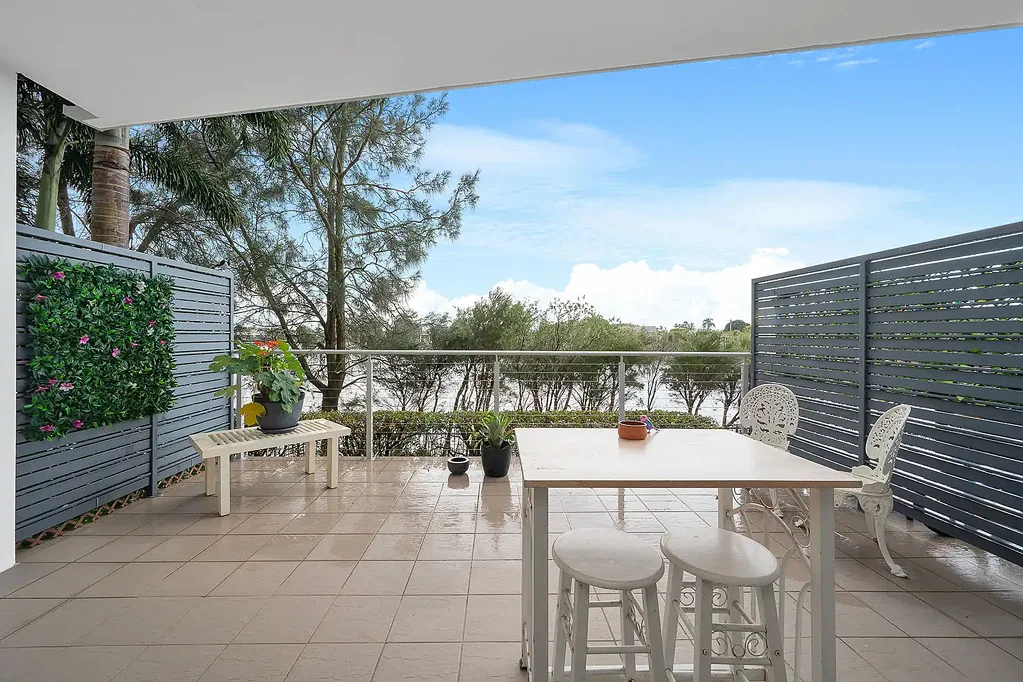 Birtinya 1房  Rare Ground Floor Living with Expansive Lakeside Terrace
