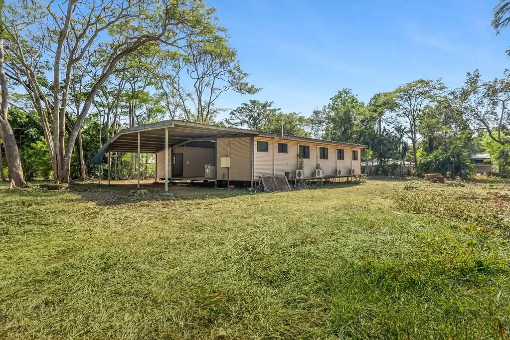Batchelor 5Phòng ngủ Large 1810m² approx. Block in Batchelor – Renovate or Rebuild Opportunity