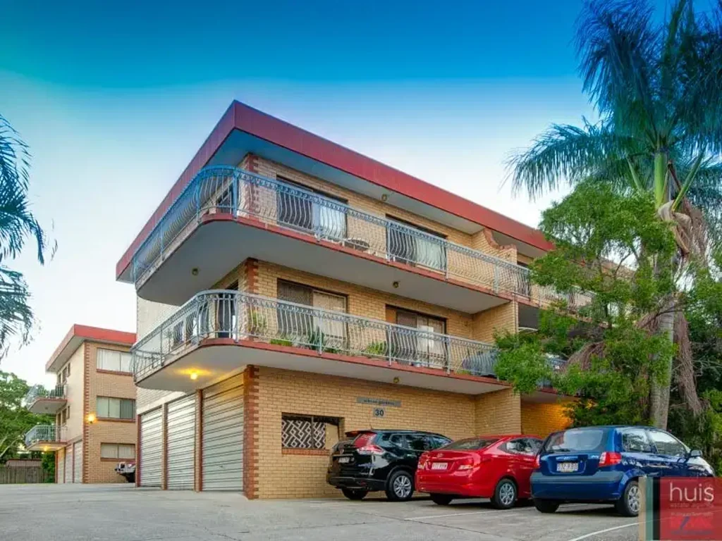 Lovely large 2 bedroom apartment in Albion