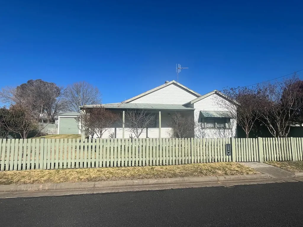 Coonabarabran 3 Bedroom Charming Modern 3-Bedroom Home