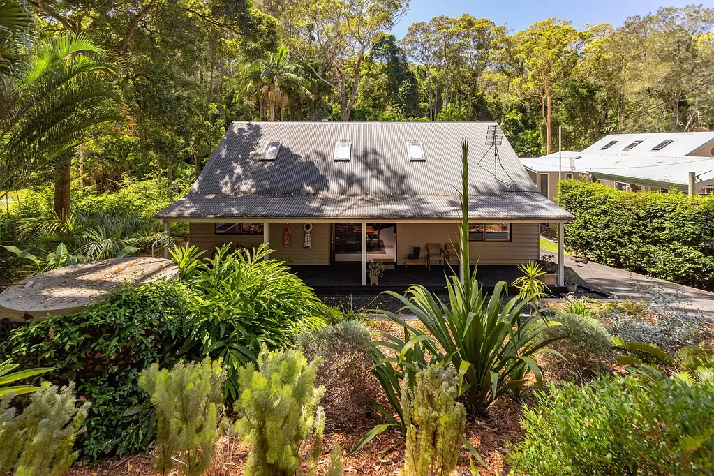 $600 per week | Fully Furnished Charming Lakeside Cottage with Loft & Alfresco Living