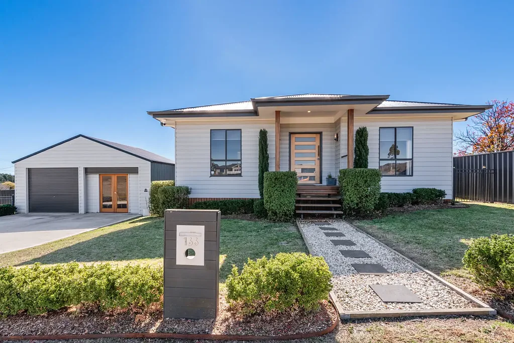Tenterfield 5房  Modern Family Living