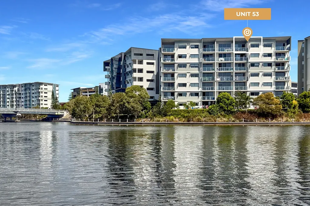 Birtinya 2બેડરૂમ Top-Floor Living with Lake Views in the Heart of Birtinya