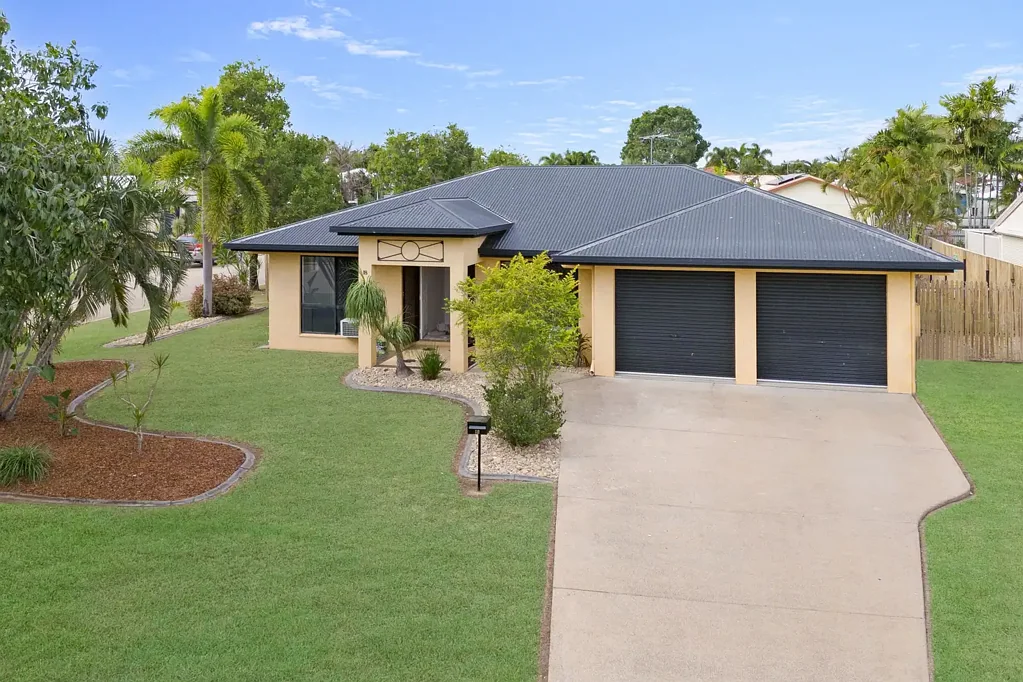 Spacious 4-Bedroom Family Home with Pool in Kirwan