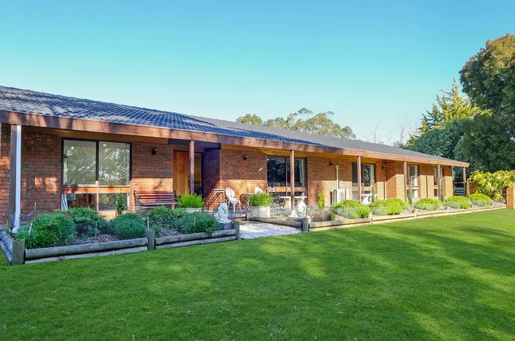Timboon 5 Bedroom Lifestyle Sensation on the edge of town!