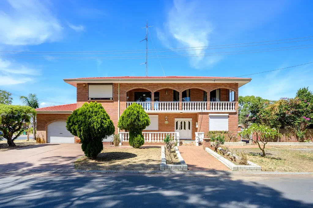 East Bunbury 3房  Rare East Bunbury Opportunity – Spacious Two-Storey Home on Corner Block