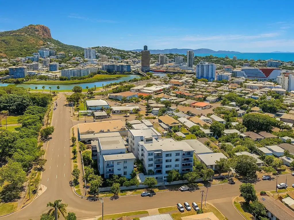 South Townsville 3Kwarto Light-filled top-floor living with a generous balcony, resort-style amenities and unbeatable access to South Townsville’s best lifestyle precincts.