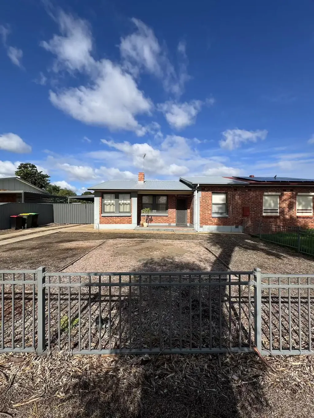 Comfortable 3-Bed Rental in Elizabeth Park