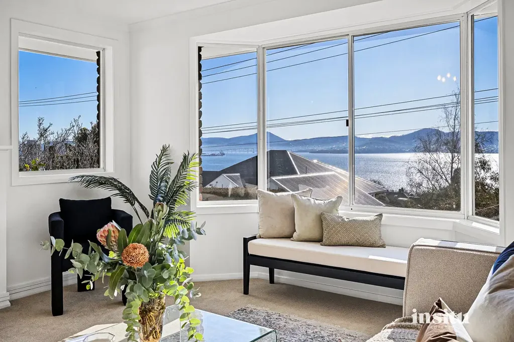 Sandy Bay 3 Bedroom Tranquil Sandy Bay Retreat with Stunning River Views