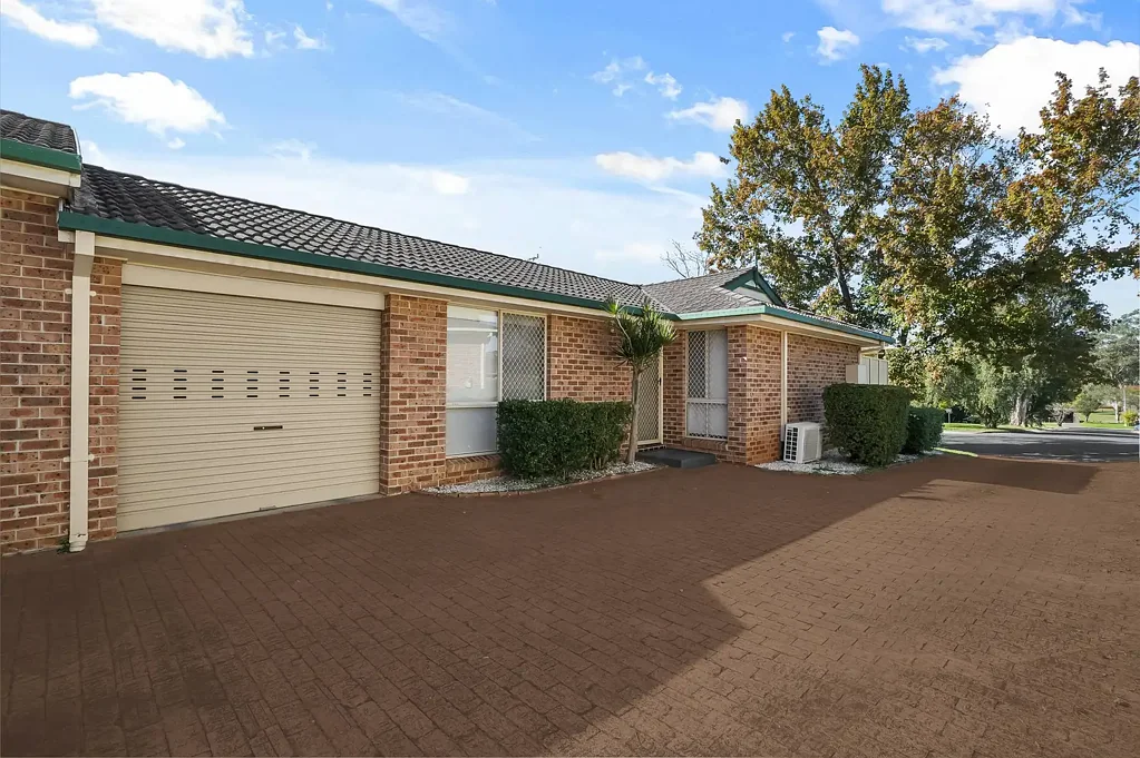 Ingleburn 3房 宽敞起居用餐 分体空调 全屋木地板 新近粉刷 带棚露台 宽敞后院 近学校商圈 Spacious and Well-Maintained Property in Prime Ingleburn Location