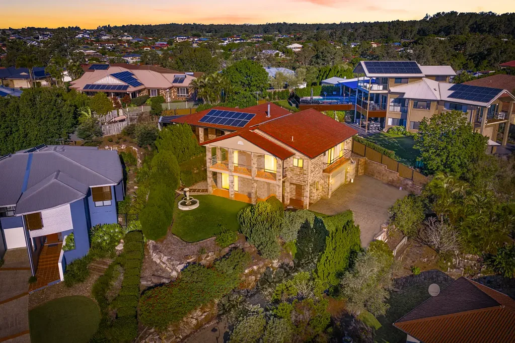 Albany Creek 5ห้องนอน The Ultimate Entertainer's Retreat with Sweeping Mountain Views