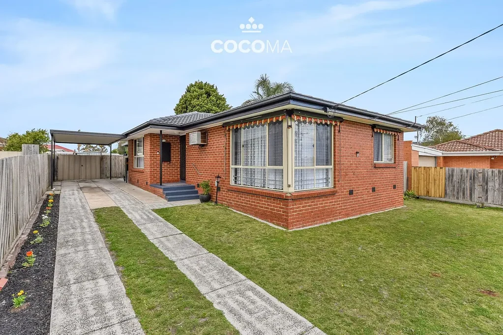 Keysborough 3房 坚固砖砌住宅 新铺地毯客厅 明亮厨房燃气灶 三卧加灵活空间 中央浴室带浴缸 大型洗衣房便利 管道燃气供暖 宽敞后院储物棚 车棚长车道多车 家庭友好近商圈 Solid Style, Endless Possibilities – 19 Hedgeley Road Delivers!