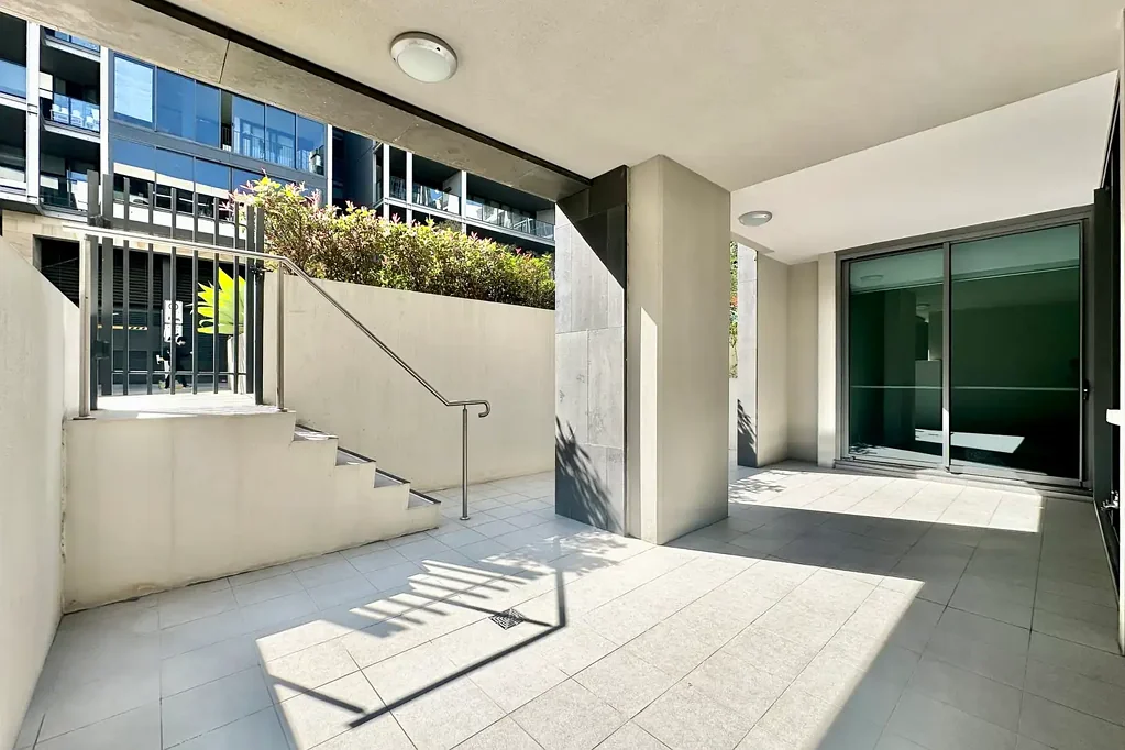 Modern 2-Bedroom Courtyard Apartment in the Heart of Wentworth Point