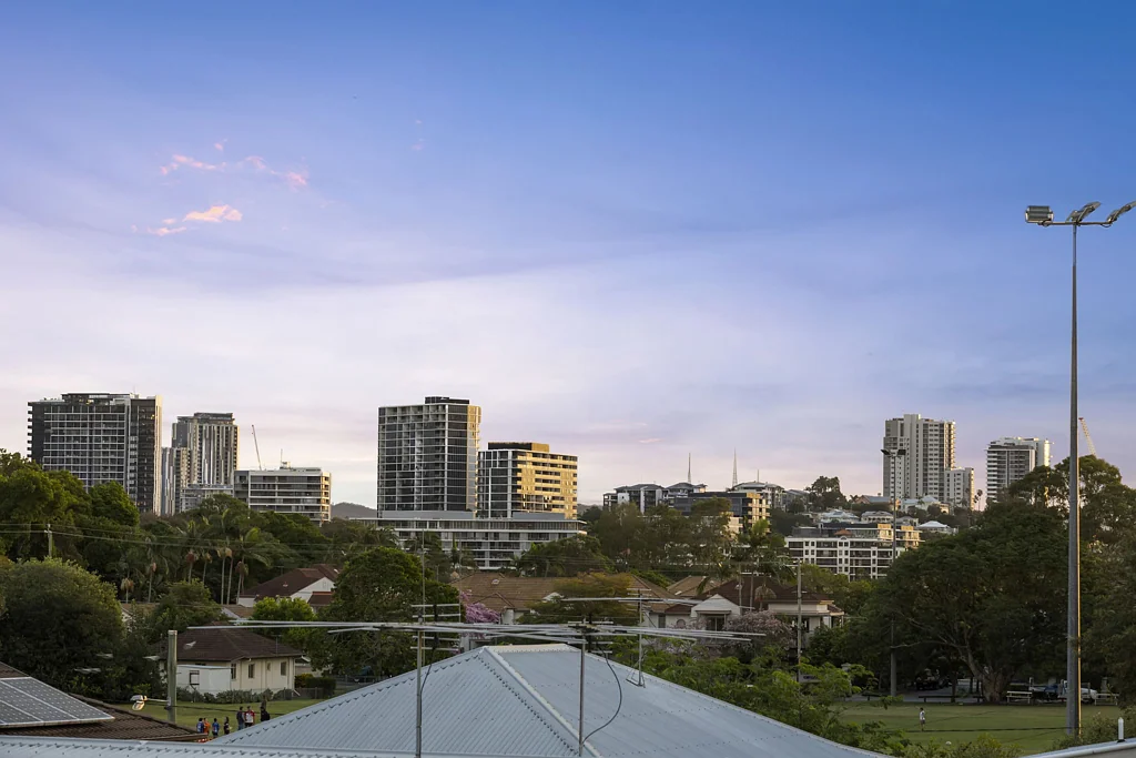 Bulimba 2房 顶层视野开阔 俯瞰城市天际线 河畔公园环绕 邻近Oxford街餐饮 便利交通 CityCat直达CBD Effortless Top-Floor Living with City Views in the Heart of Bulimba