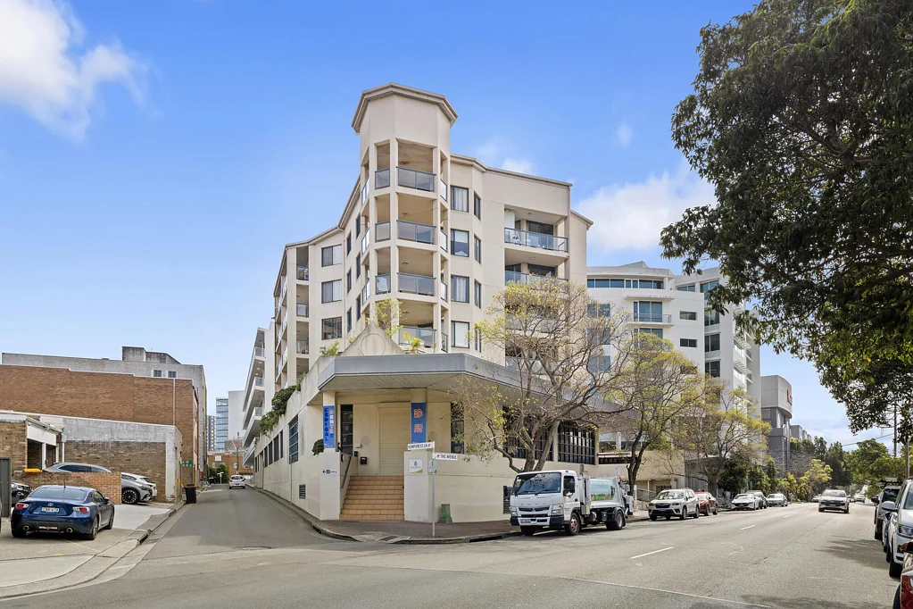 Hurstville 3Zimmer Space to Spread Out - Rare Wraparound Balcony Living in Hurstville