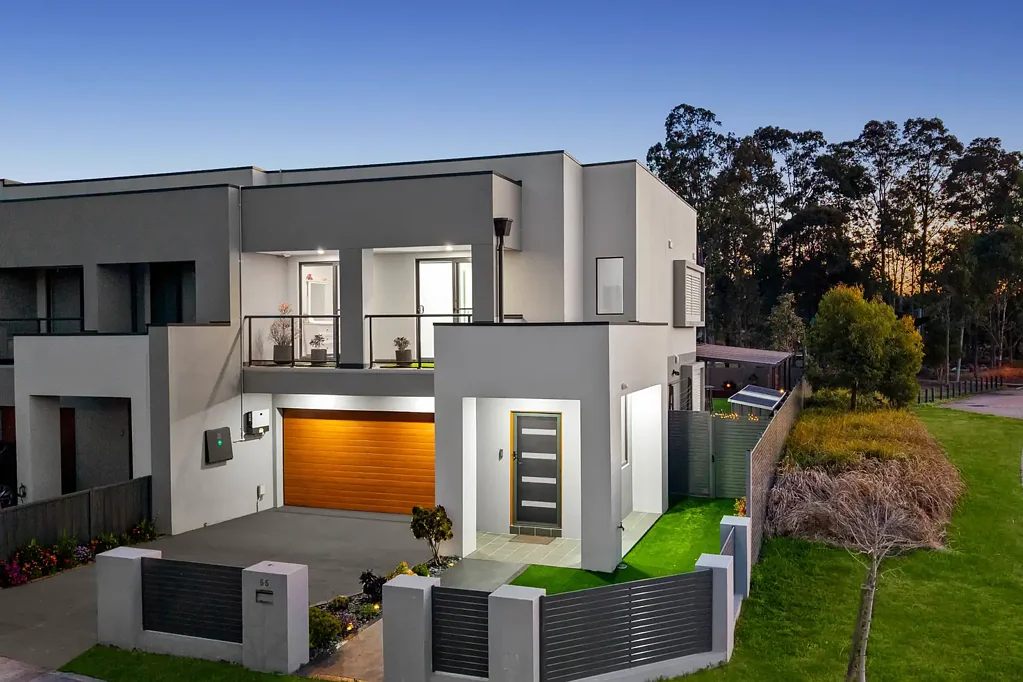 Jordan Springs 4房 拥有优质装修和迷人景色的时尚湖畔住宅 A Stylish Lakeside Residence with Quality Finishes & Stunning Views