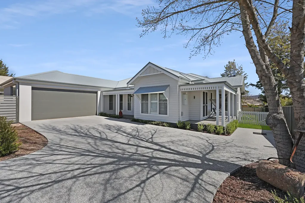Mudgee 5कमरा Hamptons-Inspired Luxury with Impeccable Detail