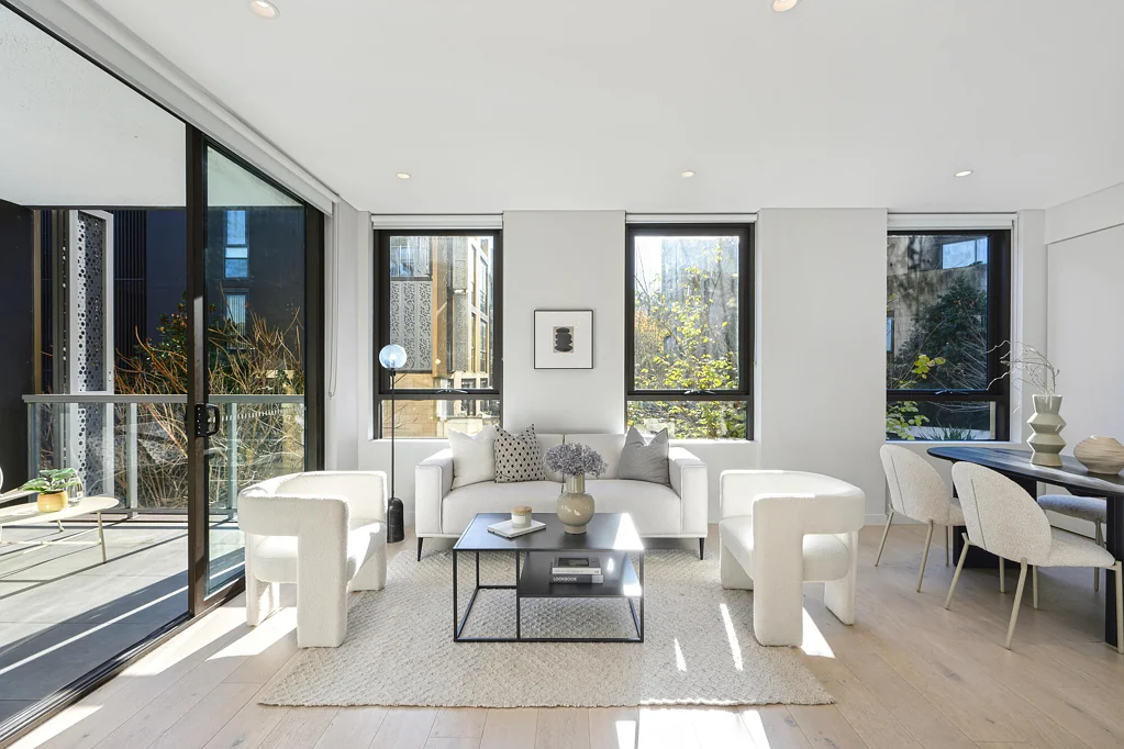 Pymble 3chambre Effortless luxury for all the family in a garden complex just 170m to rail
