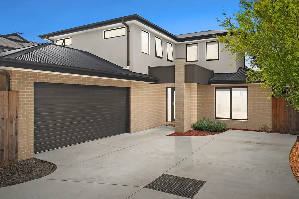 Mooroolbark 4房 四卧宽敞住宅 双车库 优质地板 现代厨房 开放式生活区 宁静后院 近学校 公交便利 A fantastic opportunity to secure this property at a substantially reduced price.