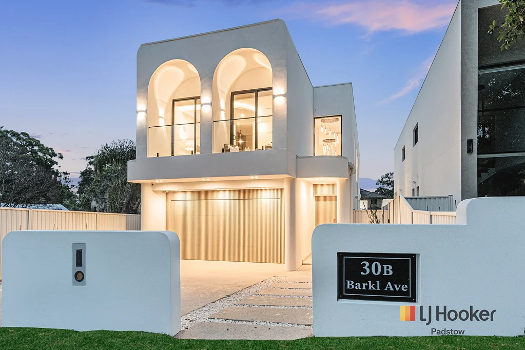 Padstow 6Habitaciones Brand New Freestanding Luxury Home with Pool Studio – 800m to Padstow Station