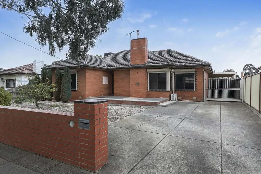 Fawkner 3Kwarto Prime Fawkner Opportunity – Classic Charm with Modern Updates!