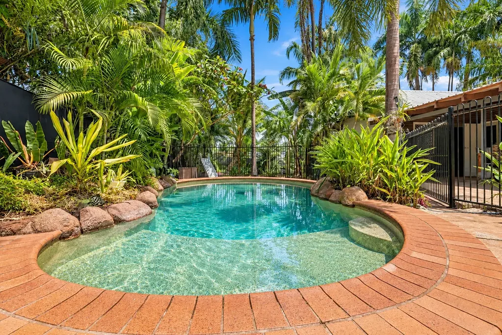 Gray 3房  Tropical Poolside Living in Gray