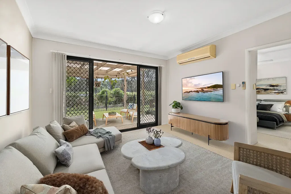 Hope Island 3ห้องนอน PRICE REDUCTION - North-Facing Overlooking the Pines Golf Course  - Renovator's Opportunity in Hope Island
