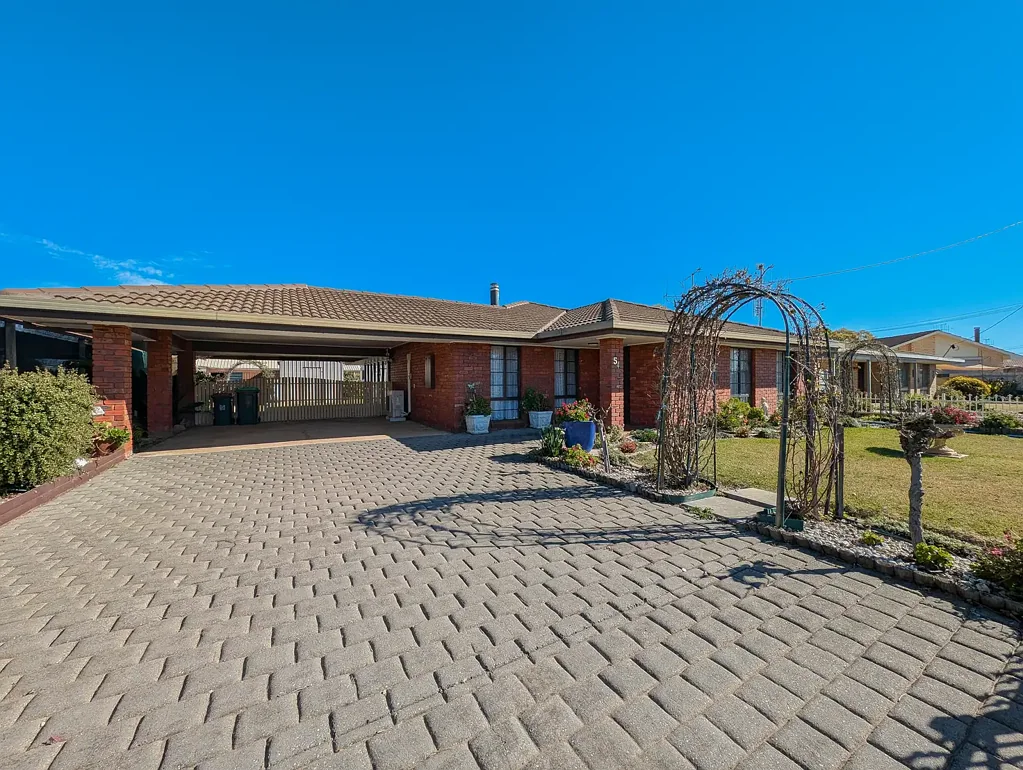 Kerang 3 Bedroom Affordable and Attractive Brick Home in Prime Location