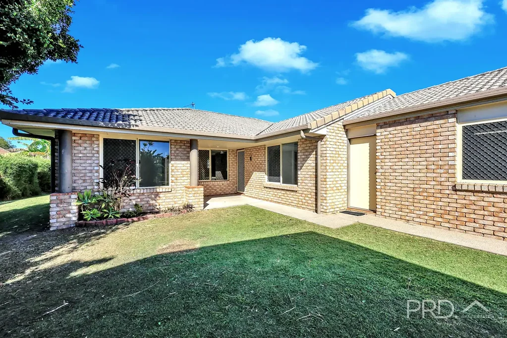 Point Vernon 4બેડરૂમ MASSIVE COVERED ENTERTAINING AREA - MEDIA ROOM - 6m x 6m SHED WITH 3m HIGH ROLLER DOORS -  DOUBLE GARAGE - QUIET CUL DE SAC - PRIVACY FENCED 719 m2