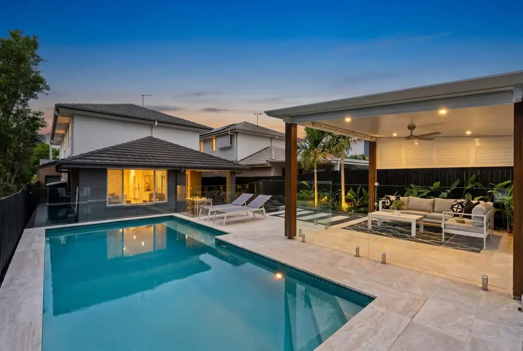 Wynnum 4ห้องนอน Family Comfort, Privacy and Poolside Entertaining