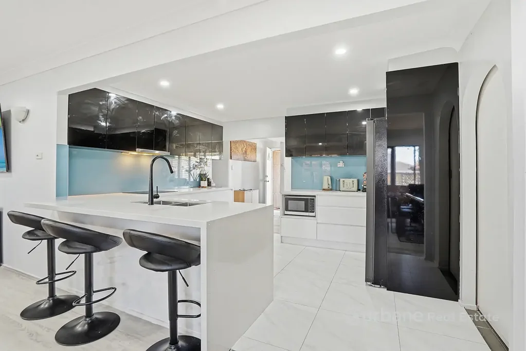 Werrington 4બેડરૂમ Kitchen at the Heart of the Home! | Close to Shops and Public Transport