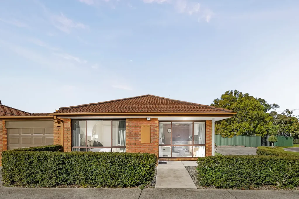 Broadmeadows 2房 精装修单层别墅 两卧宽敞明亮 精品楼群设计 石材台面厨房 Smeg独立灶具 低维护私密庭院 豪华天窗浴室 管道冷暖空调 无缝交通连接 Immaculately Renovated and Beautifully Presented