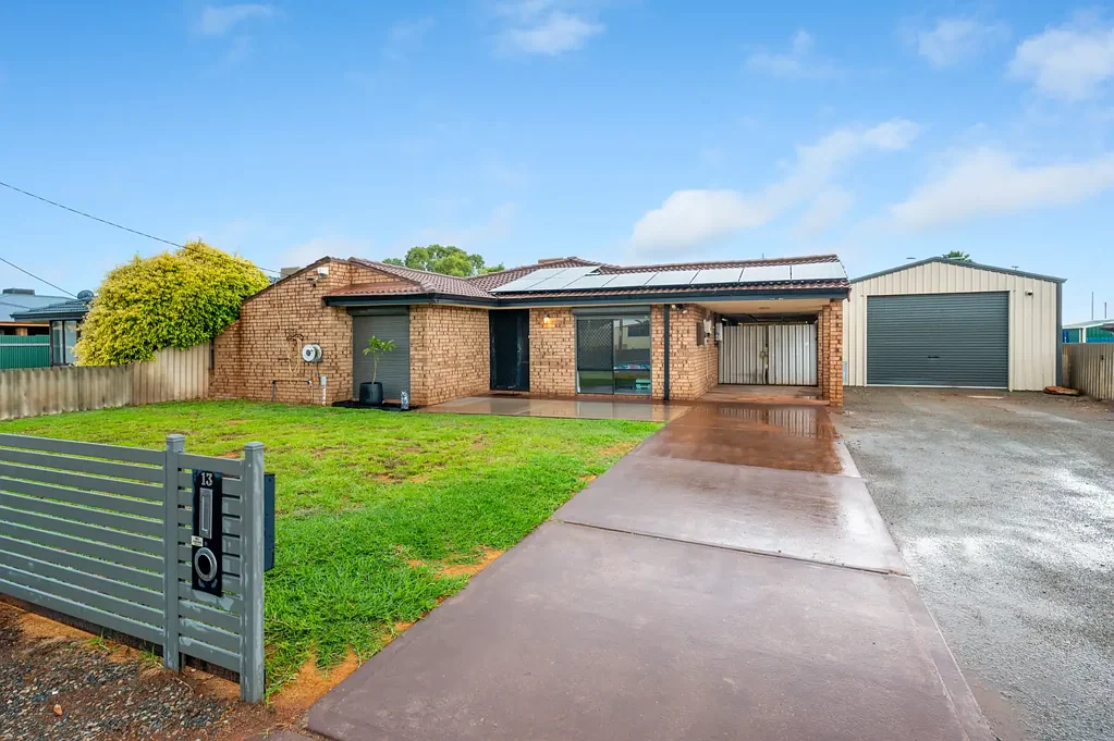 South Kalgoorlie 4房  Quality Double Brick Family Home with Pool, Shed & Exceptional Entertaining