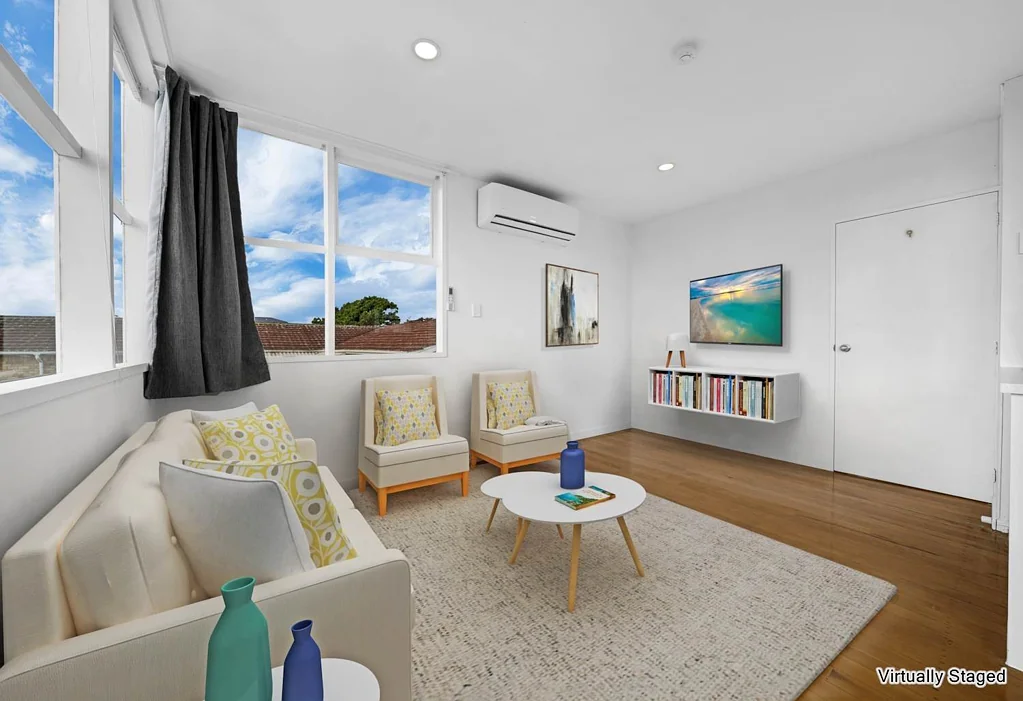 Sunny, Renovated & Easy-Care Living in Blockho...