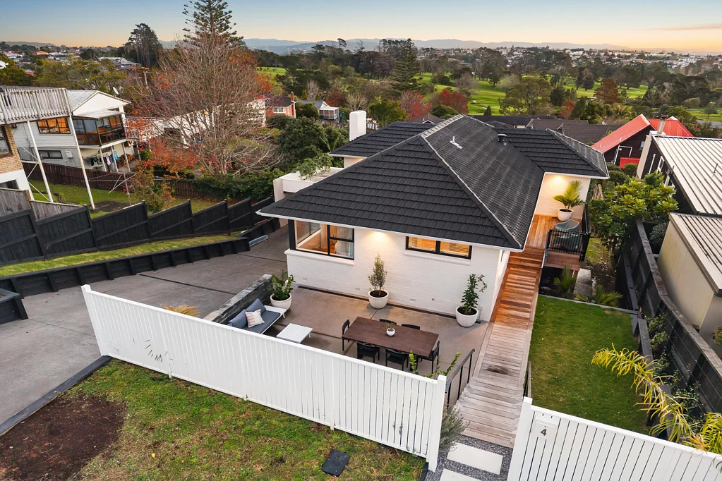 Mount Roskill 3房  Commanding Views. Exceptional Living.
