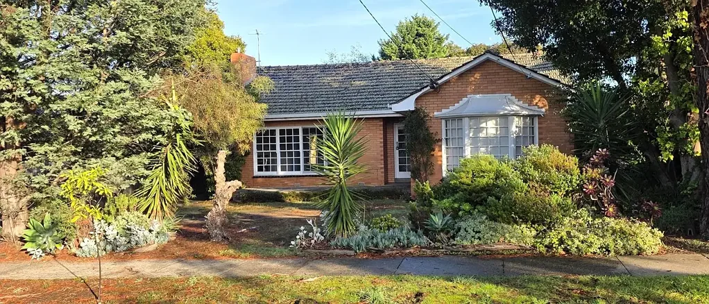 Colonial Charm, Family Friendly and Prime Location. - Mt Waverley Secondary School Zone
3 or 4 BEDROOM
