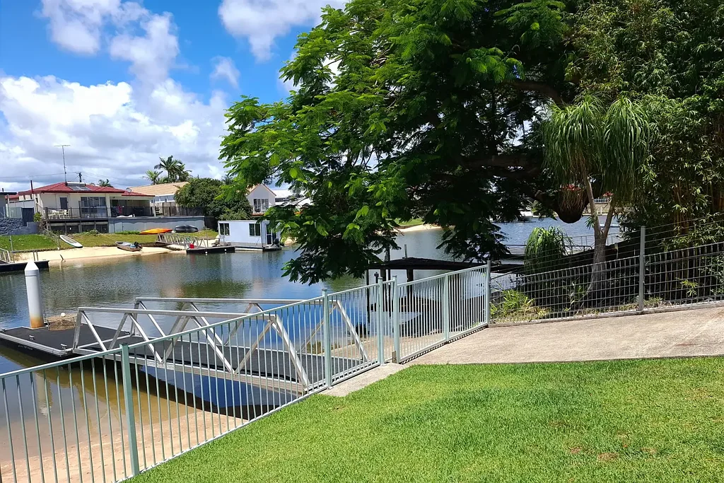 4 Andrew Avenue, Broadbeach Waters, QLD 4218