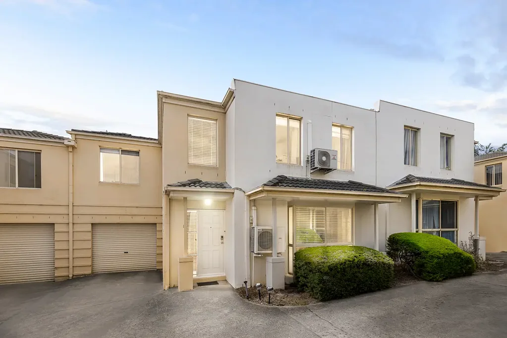 Clayton 3房 墨尔本便捷郊区 联排别墅采光足 三卧带套房 开放式厨餐区 阳光阳台 近商业街大学医院 Effortless Living in the Heart of Clayton