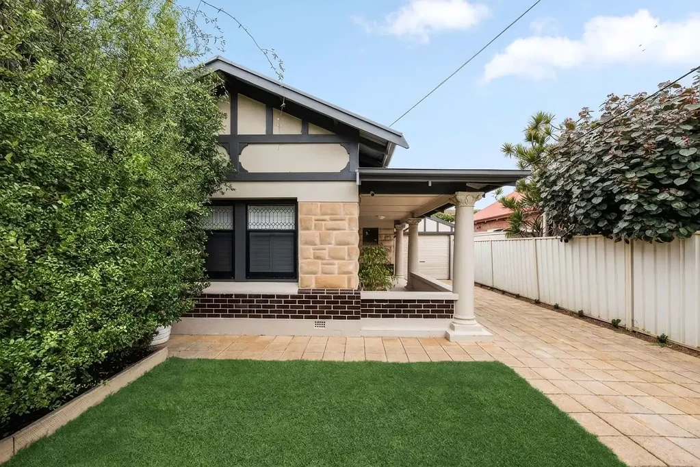 Glenelg North 2 Slaapkamer Character Charm with Flexible Living & Exceptional Entertaining.
