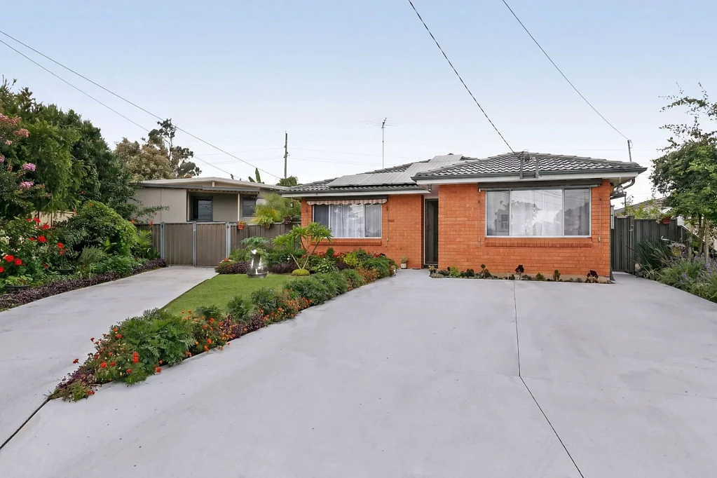 Charming Granny Flat with Private Entry and Modern Finishes!