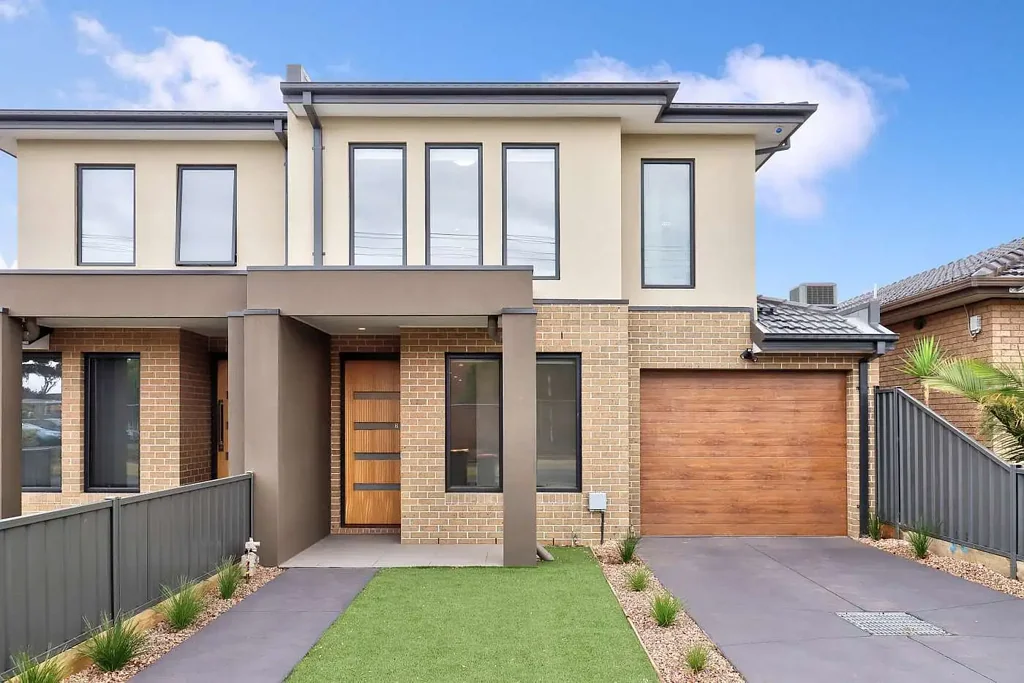 "BEAUTIFUL 3 BEDROOM TOWNHOUSE"