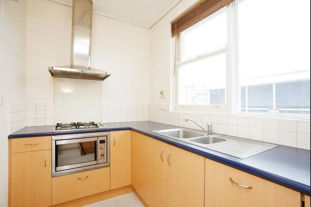 1 bedroom plus study & air con!!