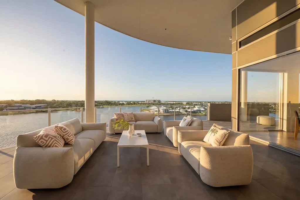 Birtinya 3房  Luxury Penthouse Living with Panoramic Waterfront Views