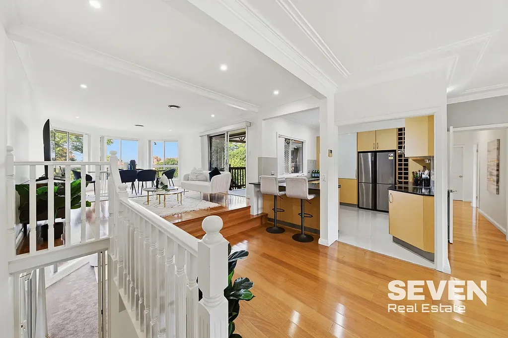 Baulkham Hills 4 Slaapkamer R3 Zone | Appx 800m to Grove Square | Spacious Family Home Ready to Move In