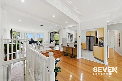 Baulkham Hills 4 Slaapkamer R3 Zone | Appx 800m to Grove Square | Spacious Family Home Ready to Move In