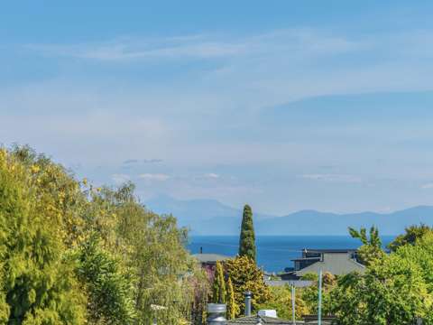Taupo 4房  Lake Views in Hilltop Now Priced